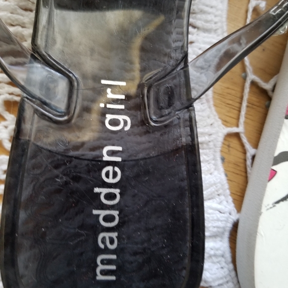 Designers Bundle of flip flops - Picture 3 of 9